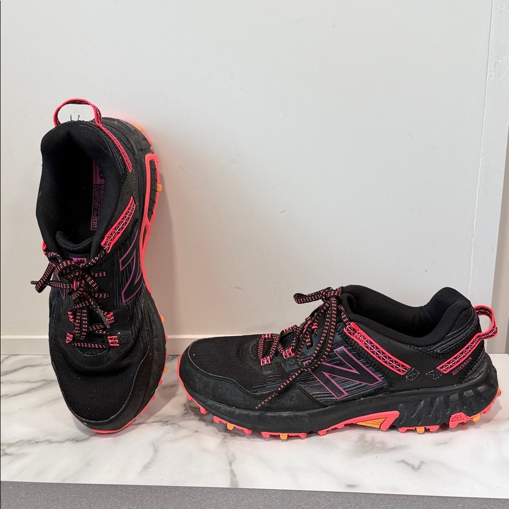 New Balance 410 V6 Black and Pink Trail Running Shoes Women’s size 9